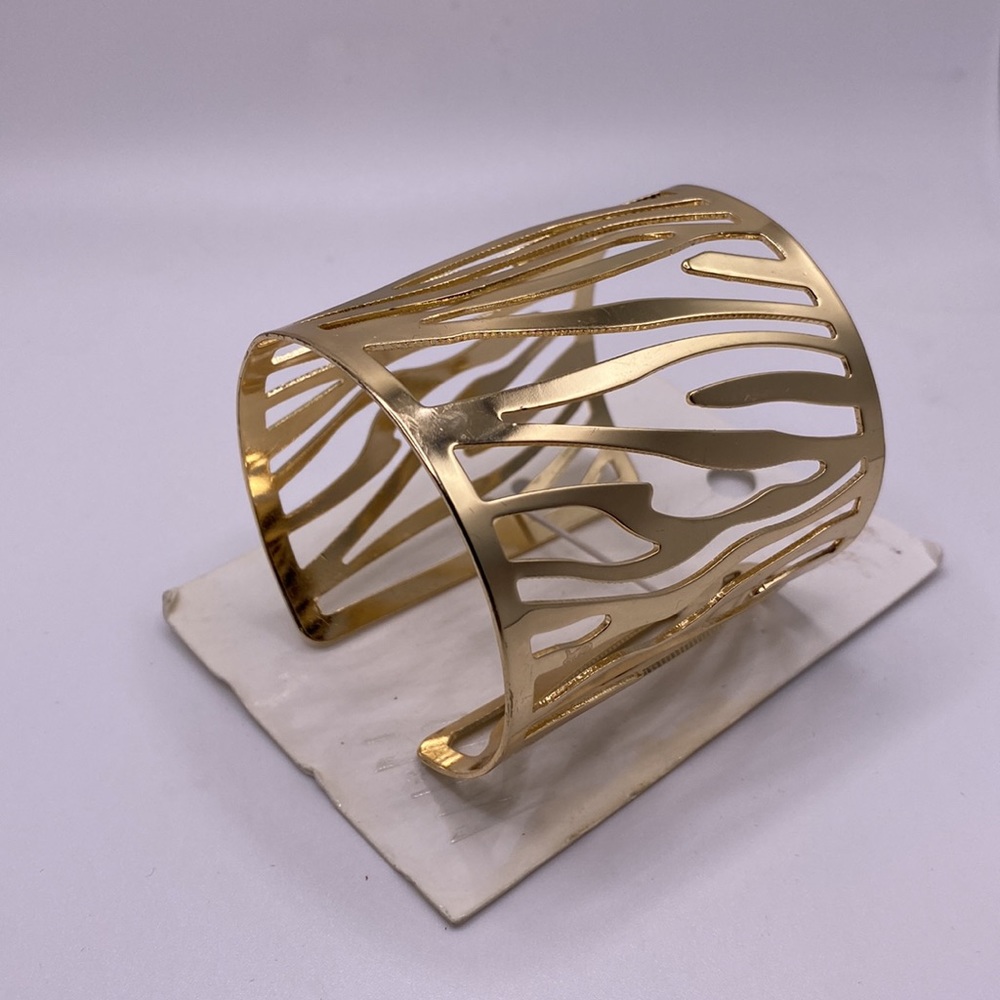 🎁 3 for $15. NWT!! H&M Yellow gold cuff bracelet